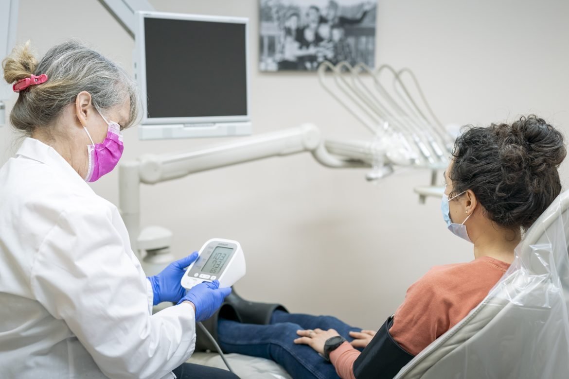 Kodėl odontologas matuoja kraujospūdį?
