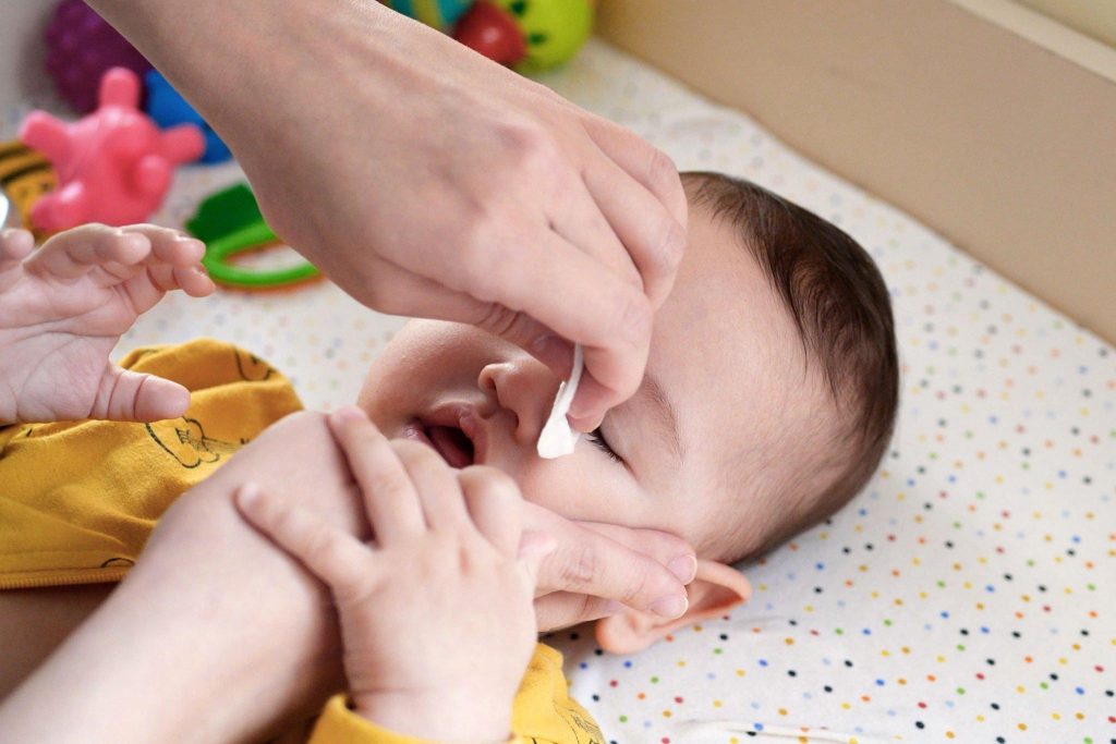 Rožinė akis naujagimiams: simptomai, priežastys ir gydymas