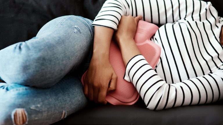 5 nuotaiką gerinantys eteriniai aliejai, skirti naudoti menstruacijų metu