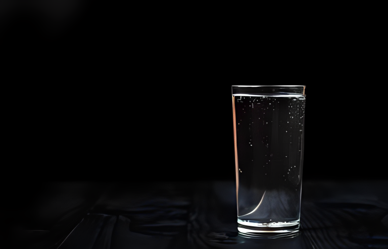 7 priežastys, kodėl turėtumėte kasdien gerti šiltą sūrų vandenį