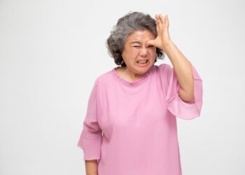 Centrinė serozinė retinopatija: kas tai, simptomai ir gydymas