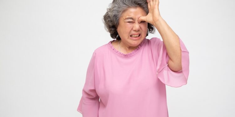 Centrinė serozinė retinopatija: kas tai, simptomai ir gydymas