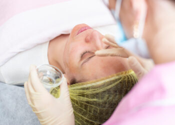 Cheminių nudegimų simptomai, priežastys ir gydymas