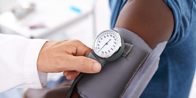 Cholesterolio embolija: simptomai, priežastys ir gydymas