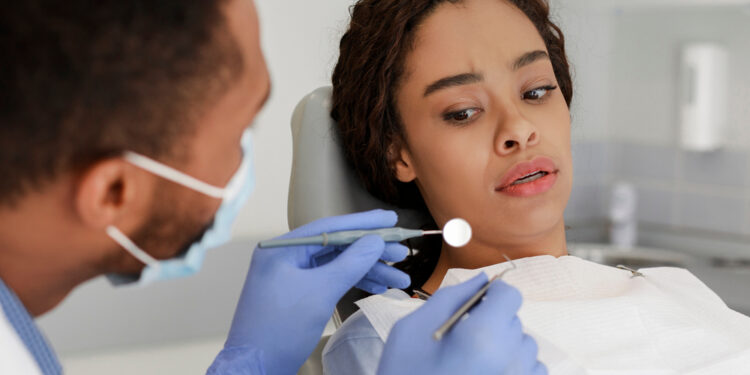 Dantų gydytojų baimė (dentofobija): priežastys, simptomai ir gydymo būdai