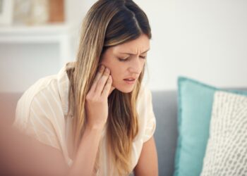 Protezinis stomatitas: simptomai, priežastys ir gydymas