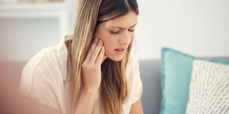 Protezinis stomatitas: simptomai, priežastys ir gydymas