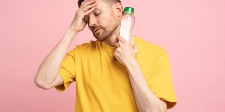 Dehidratacijos sukeliamas galvos skausmas: priežastys, simptomai ir gydymas
