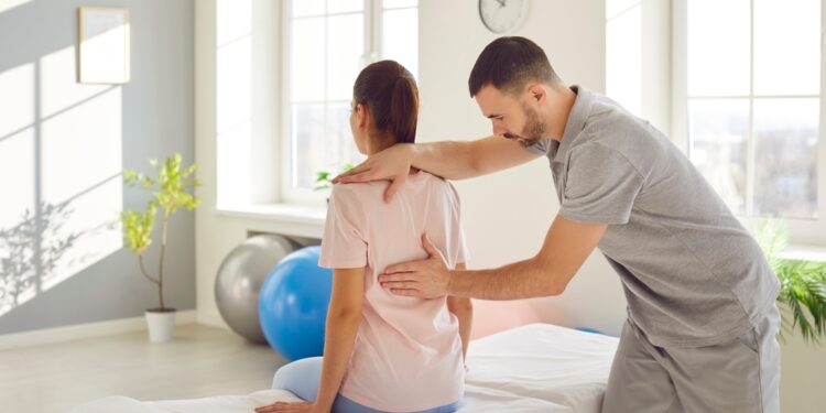 Įgimta skoliozė: kas tai, simptomai ir gydymas