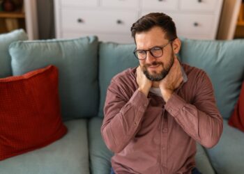 Kolio lūžis: simptomai, priežastys ir gydymas