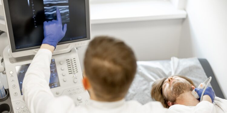 Miego arterijos stenozė: priežastys, simptomai ir gydymas