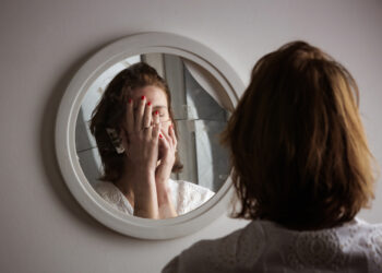 Veidrodžių baimė (eisoptrofobija): priežastys, simptomai ir gydymas