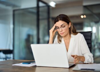 Ką nešiojatės savo rankinėje, kai sergate lėtine migrena?