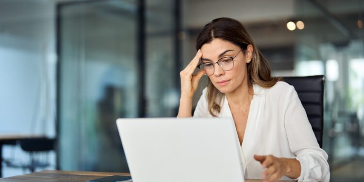 Ką nešiojatės savo rankinėje, kai sergate lėtine migrena?