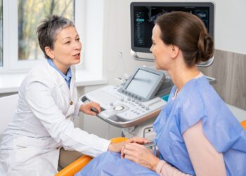 Kiaušidžių epitelio vėžys: tipai, stadijos, simptomai ir priežastys