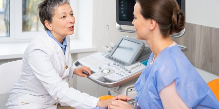 Kiaušidžių epitelio vėžys: tipai, stadijos, simptomai ir priežastys