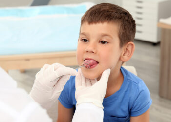 Dizartrija (neryški kalba): simptomai, priežastys ir gydymas