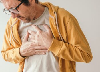 Suspaudžiamasis perikarditas: simptomai, priežastys ir gydymas