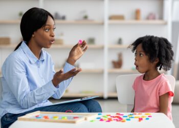 Vaikystės kalbos apraksija: simptomai ir gydymas