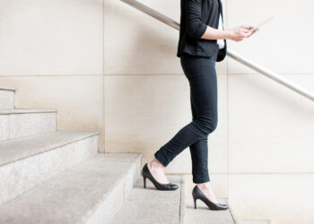 Sustiprinkite kelius su lipimo žemyn pratimais