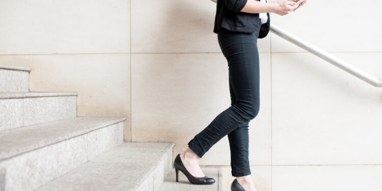 Sustiprinkite kelius su lipimo žemyn pratimais