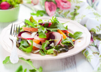 Citrusiniai salotų lapai su rukola ir pekano riešutais