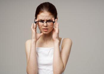 Geltonosios dėmės raukšlėjimasis: kas tai, simptomai ir gydymas