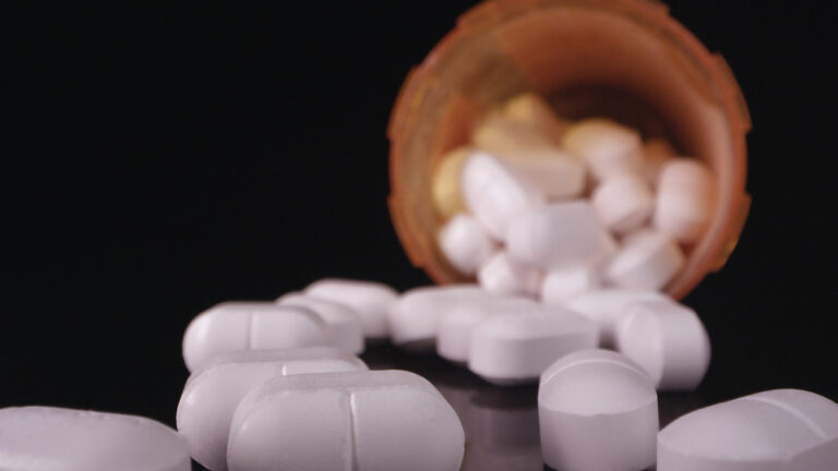 Opiatų ir opioidų nutraukimas: priežastys, simptomai ir gydymas