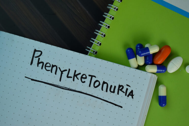 Fenilketonurija (PKU): simptomai, priežastys ir gydymas