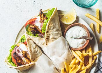 Vištienos salotų suktinukai su saulėgrąžų sviesto padažu