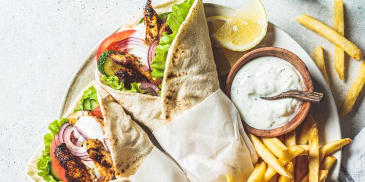 Vištienos salotų suktinukai su saulėgrąžų sviesto padažu