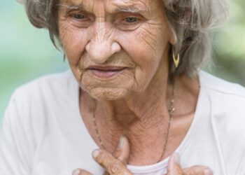 Kairiosios širdies nepakankamumas: simptomai, priežastys ir gydymas