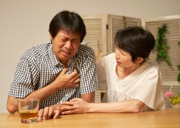 Širdies permušimai naktį: simptomai, priežastys ir gydymas