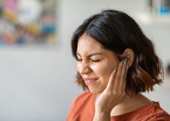 Klampioji vidurinės ausies uždegimas (otitas su išsiekėjimu): simptomai ir priežastys