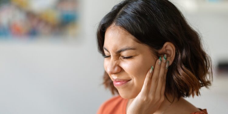 Klampioji vidurinės ausies uždegimas (otitas su išsiekėjimu): simptomai ir priežastys