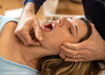 Žandikaulio osteonekrozė (ONJ): stadijos, simptomai ir gydymas