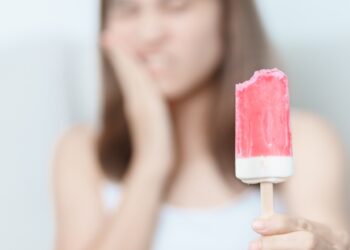 Dantenų atsitraukimas: priežastys, profilaktika, chirurginis ir kitoks gydymas