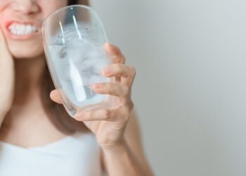 Dantenų išvešėjimas: simptomai, priežastys ir gydymas