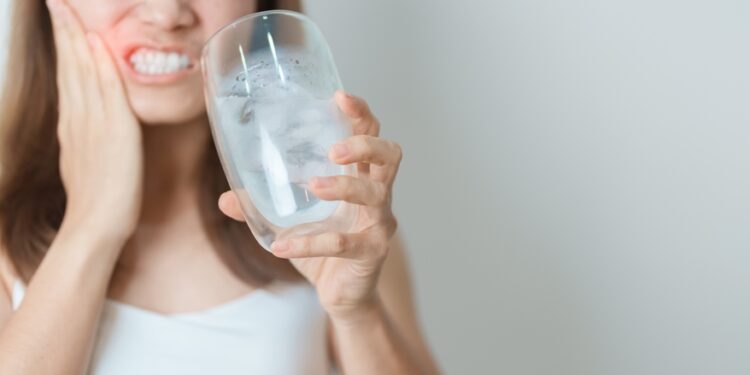 Dantenų išvešėjimas: simptomai, priežastys ir gydymas