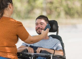 Akių ir ryklės raumenų distrofija: priežastys, simptomai ir gydymas