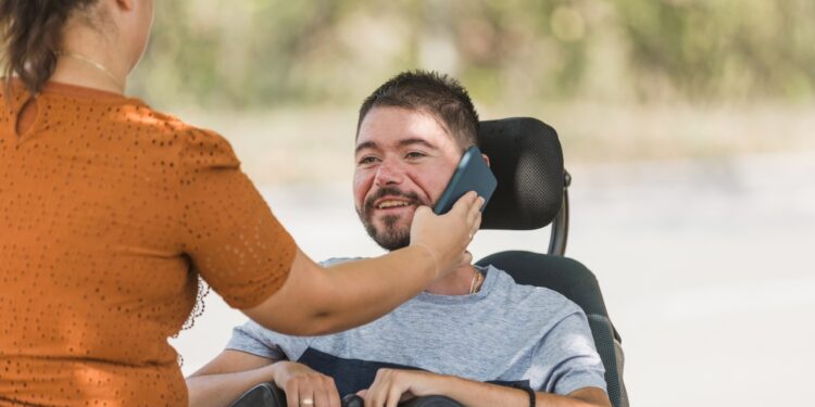 Akių ir ryklės raumenų distrofija: priežastys, simptomai ir gydymas