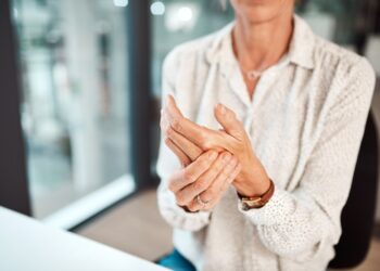 Osteoartritas: simptomai, priežastys ir gydymo galimybės