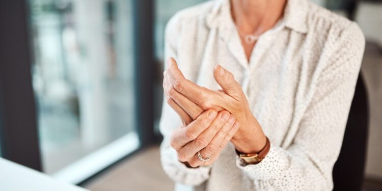 Osteoartritas: simptomai, priežastys ir gydymo galimybės