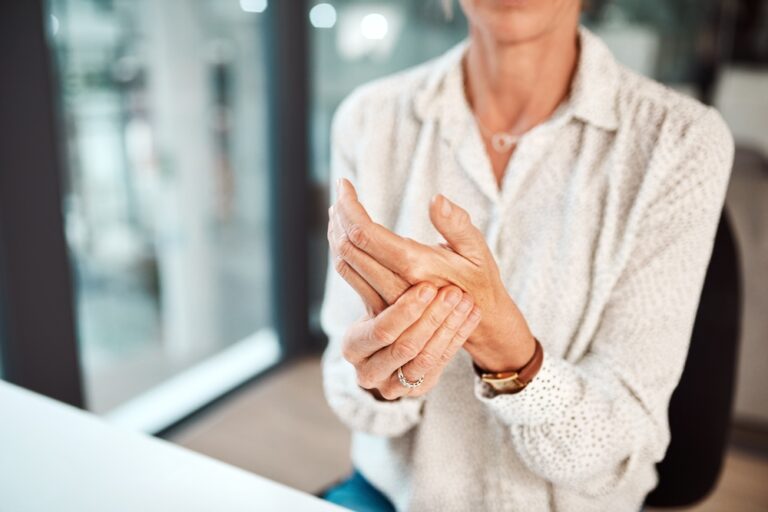 Osteoartritas: simptomai, priežastys ir gydymo galimybės