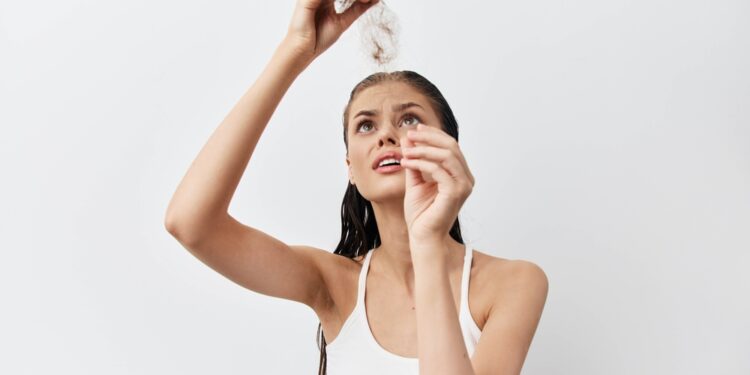 Moterų plaukų slinkimas: priežastys, gydymas ir prevencija