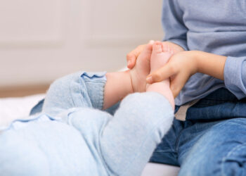 Pieštinis pėdų padėtis (intoeing): apibrėžimas, priežastys, diagnostika ir gydymas