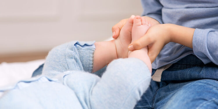 Pieštinis pėdų padėtis (intoeing): apibrėžimas, priežastys, diagnostika ir gydymas