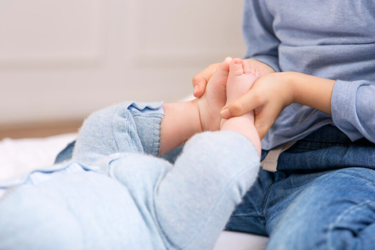 Pieštinis pėdų padėtis (intoeing): apibrėžimas, priežastys, diagnostika ir gydymas