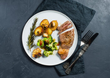 Kepsnys su rozmarinu, bulvėmis ir brokoliais