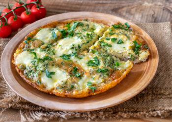 Nėščiosioms tinkamas patiekalas: žolelių ir gruyère sūrio frittata su smidrais ir saldžiosiomis bulvėmis